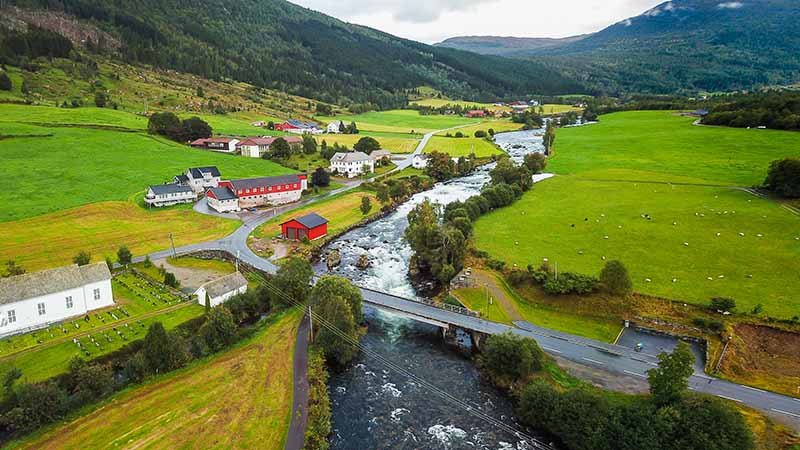 Bondegård med stor elv i Viksdalen.